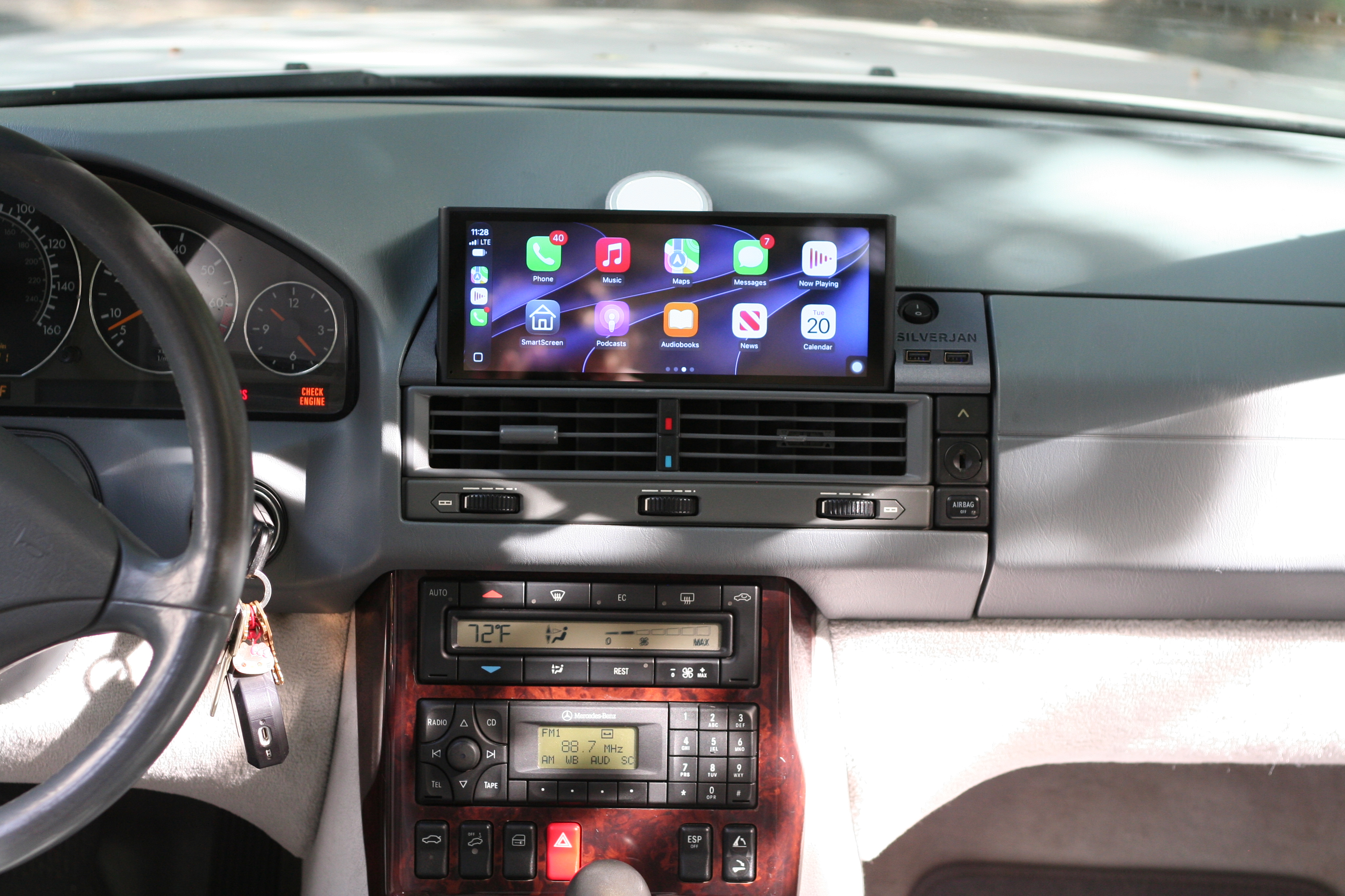 R129 Mercedes SL 1990-2002 Carplay Screen with MagSafe thumbnail